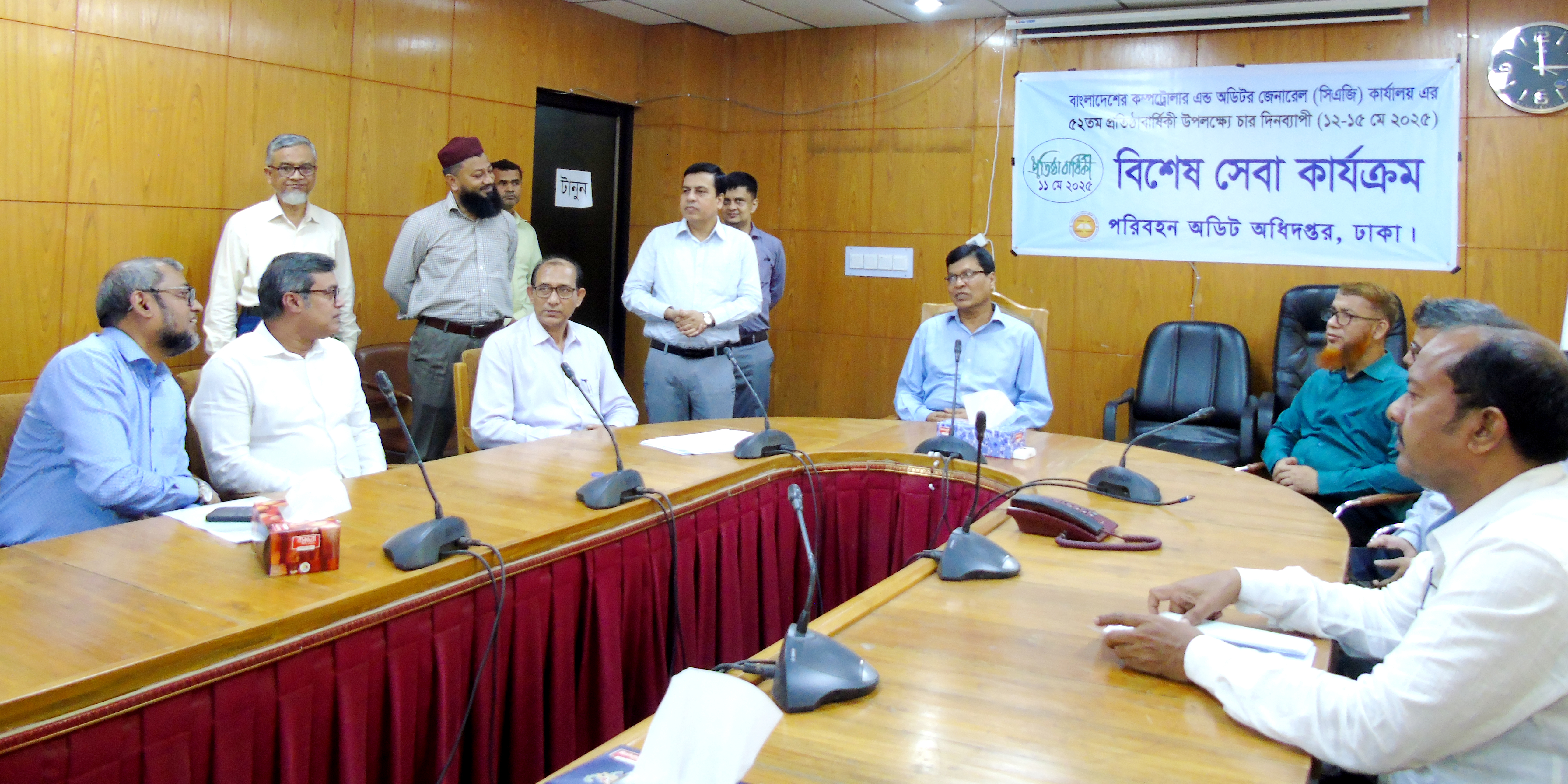 বিশেষ সেবা কার্যক্রম-২০২৫ উপলক্ষ্যে সেবাদান কার্যক্রম পরিদর্শনের উদ্দেশ্যে সিএজি মহোদয় কর্তৃৃক অফিস পরিদর্শন।